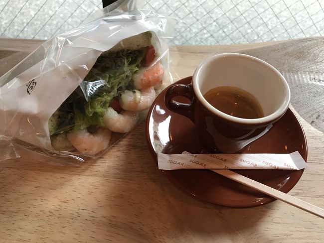 オーストラリアテイストのお店だそうで、小さい店内に人が結構出入りしていました。人気なのが伺えます。