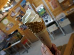 店中に入って「ヤギミルクソフトクリーム」を食べました

濃厚で美味しい～♪