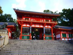 八坂神社へ向かいます。
ご挨拶してから通り抜けします。