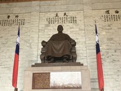 公園内にある"国立中正紀念堂 "には大きな蒋介石の像が置かれています。
像も建物も公園もとても綺麗で立派なので、写真で見るよりも見ごたえがありました。