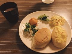 おはようございます。

台湾は朝食が美味しいお店も沢山あるとは聞いていたので、ホテルではなく外にでても良かったのかもしれませんが、面倒な気持ちが勝ったのでどこにも外出することなく最終日もホテルにて朝食をいただきました。
ズボラな人には朝食付きの宿泊プランがありがたいです。

のんびりご飯を食べた後、双連駅近くで開かれている朝市へと行くことにしました。
この時点でホテルはチェックアウトし、ロビーにて荷物を預かってもらいます。