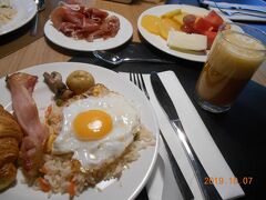 今回の旅行で一番楽しみにしていた日がやってきました！
バルセロナの観光とお買い物♪
しっかり朝食を食べてから行動開始です。