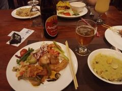 ホテルから歩いて数分のところにある、クーレンⅡというバイキングスタイルのレストランで夕食。
団体客が多い大規模なレストランで、ホテルで事前に予約してもらっていたが、そんなに混んではいなかった。
ステージではアプサラダンスショーが行われる。
味はまあまあかな。
へんな日本食もあった。
食べへんかったけど(;^ω^)
