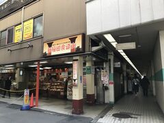 駅に戻り
新梅田食道街ね
ここいいよ
迷路のような一角
潮屋のうどんとか