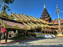 ワット･タイ･ヤイ(Wat Thai Yai)という、屋根がなかなか見事なシャン族のお寺で、黒い仏塔が珍しい。
