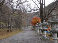 バスに乗って湯元温泉に戻って「温泉寺」あたりを散歩