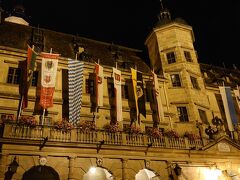 夜の市庁舎です。
この日まで、お祭りがあったらしく旗が掲げられていました。