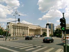 革命広場と旧共産党本部
革命広場は、1989年12月のルーマニア革命の舞台となった場所。
革命広場に面して建つのが旧共産党本部ビル。
当時、集まった10万もの民衆に向けてチャウシェスク元大統領が最後の演説をしたのは、2階部分のバルコニー。
広場に建つ大理石の慰霊碑は、革命で亡くなった人々への追悼の意をこめて建てられたもの。