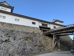 天秤櫓（重要文化財）。日本の城郭では唯一といわれる左右対称の珍しい櫓。非常時は櫓の中央の橋を落とし、敵の侵入を防いだという。