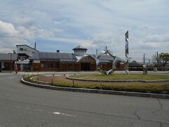 旅の始まりはJR東北本線紫波中央駅です。
駅舎は木造のモダンな建物です。