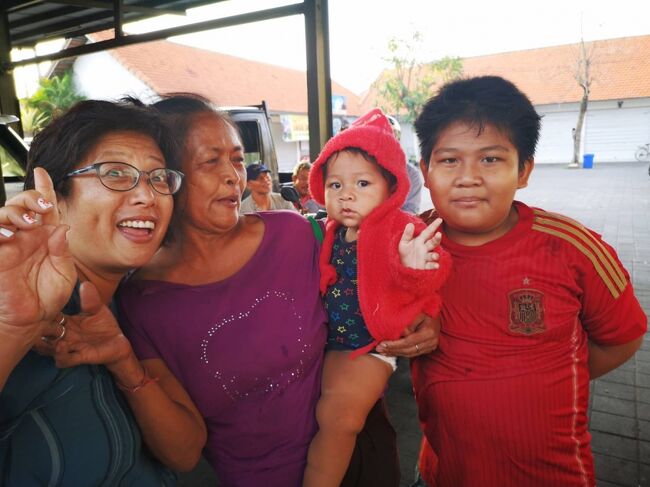 サヌールのシンドゥ市場でチャナン（お供え）売りをしている<br />「お気楽さん」のお友達の家族。<br />遠くから私たちを見つけて声をかけてくれました。<br />嬉しいぢゃないですか！！掲載許可済み