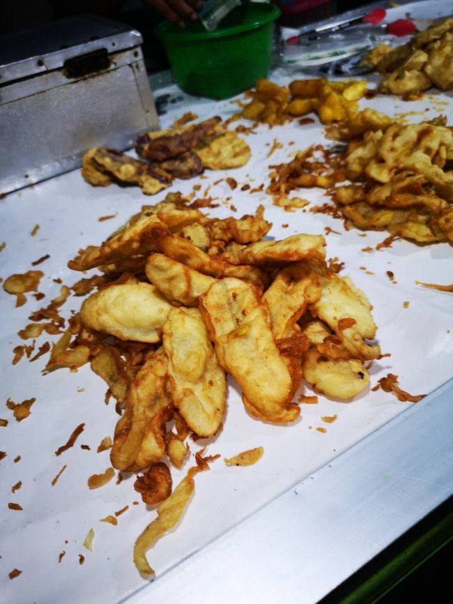 こちらはゴレンガンといいます。<br />揚げ物屋台　バナナ（ピサン）　ジャックフルーツ（ナンカ）<br />いも（ウピ）お好み焼き生地を揚げた（オテオテ）っていうのも<br />なかなか美味しいですよ。１個1000Rp（8円）<br />5000Rpでチャンプル（いろいろ混ぜて）っていう頼み方もできます。