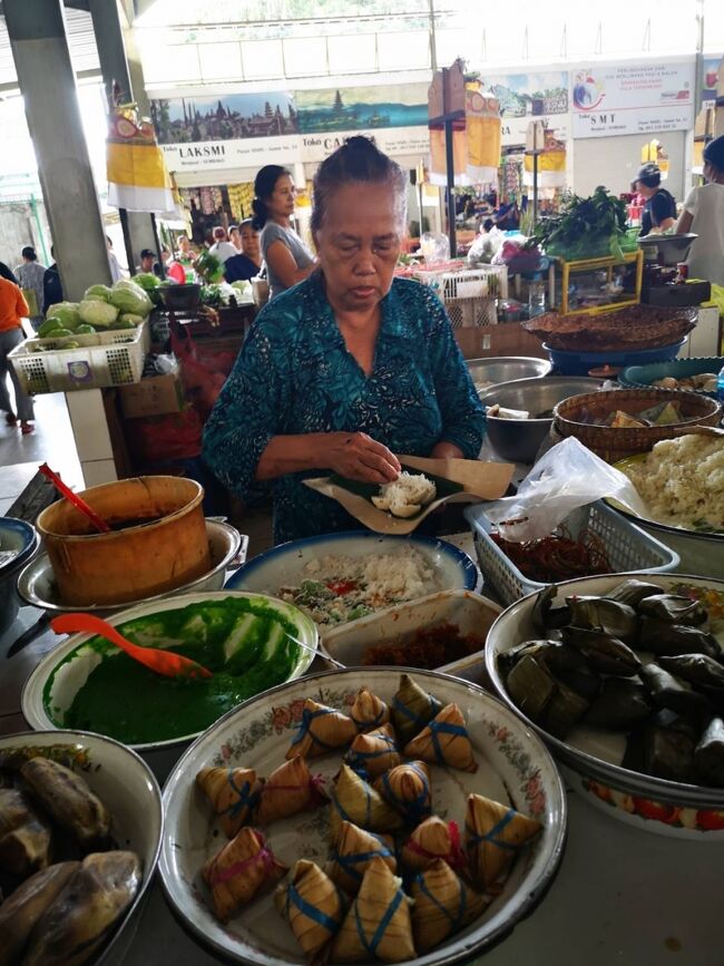 朝のシンドゥの生菓子の店<br />蒸した餅米や赤米にグラメラかけたり<br />　ココナツまぶしたり<br />ラックラックもあります。ダダールもあるかもしれません。<br />3000Rpも買えば、食いきれないほどきます・・・多分<br />掲載許可済み