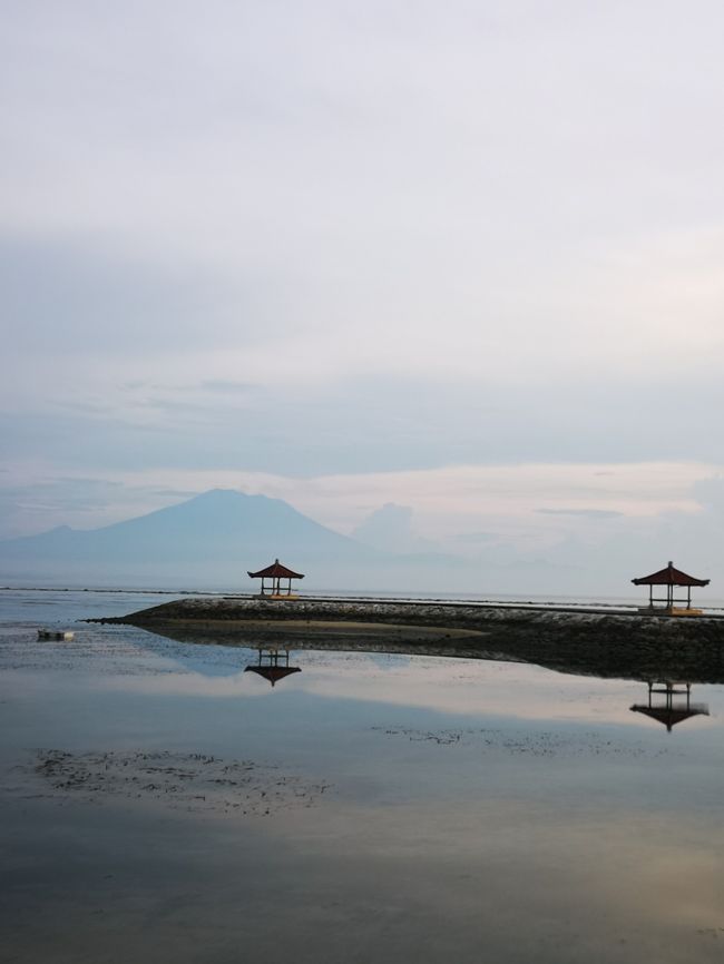 浮島に東屋が２つ　<br />アグン山が見えますね。<br />一時は噴火しておりましたが、現在aman安全とのこと、<br />人から聞いた話ですから、念のためご確認を～。