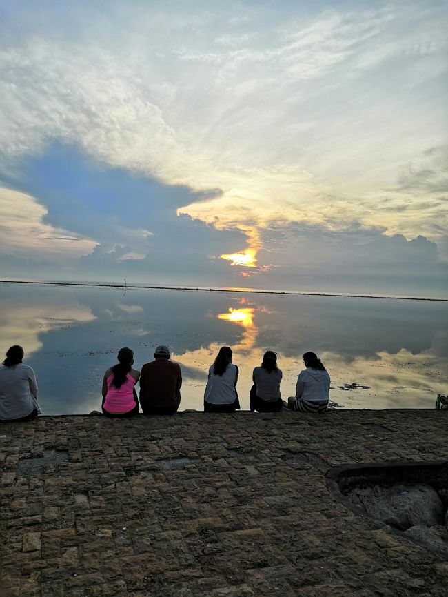 今回、何年かぶりにバリ島で年越ししました。<br />カレンダーが良かったからね、全世界共通だもんね。<br />結構な確率でローカルワルンが休業してたり、<br />カニの旨い店にカニがなかったり(^-^;<br />アヤムベトゥトゥのワルンリクは予約の分しか作ってませんだし、<br />ARENAステーキもディナータイムは予約でいっぱいでカウンター席だけ、<br />空港でPPで使えるラウンジはT/Gのみ　しかもミールはからっぽ・・・