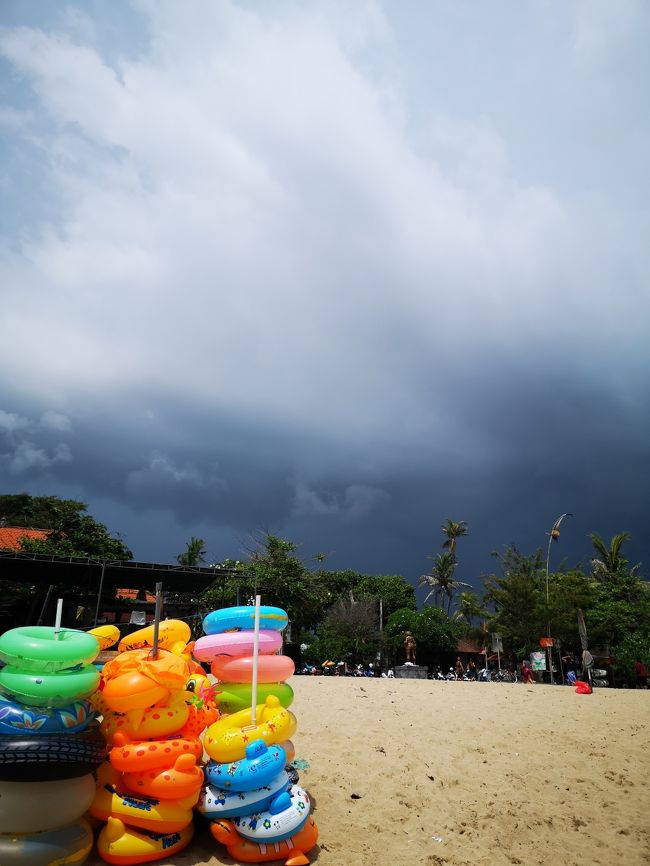 今年の雨季はちょっと変です。<br />雨が降りそうで、降りません。<br />こんな黒い雲に覆われて、冷たい風が吹いてきたら<br />観光客がいようといまいと店じまいするのに・・・<br />パンタイスガラアユ　誰も店じまいしません。