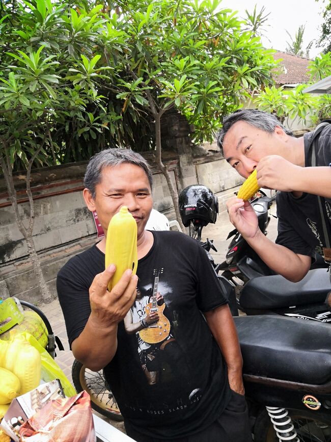 トウモロコシ売りのオッサンが<br />日本の皆さんにプロモシ（プロモーション）して<br />欲しいと猛アピールです。<br />ジャグンルブスは１本5000Rp（40円）<br />味見してから買えます。<br />「マウ　チョバ」といえば、<br />少し味見させてもらえます（多分）。<br />掲載許可済み<br />　