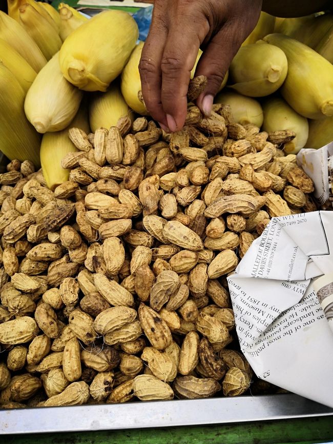 蒸しトウモロコシ売りさんは<br />蒸しピーナッツ（カチャンルブス）も売ってます。<br />観光客には5000Rpくらいから。<br />袋に入れてもらえます（多分）。<br />3000Rpくらいから相手にしてもらえるので、<br />財布に細かいお金があったら食べてみてね。