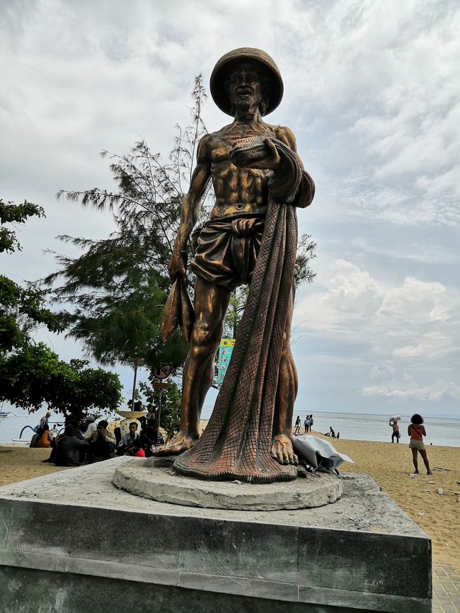 ところ変わって、スガラアユビーチ。<br />満身創痍だった波の見張り番は、<br />いまやメンバーチェンジされております。<br />ナシアヤムで有名なウエティのところね。<br />