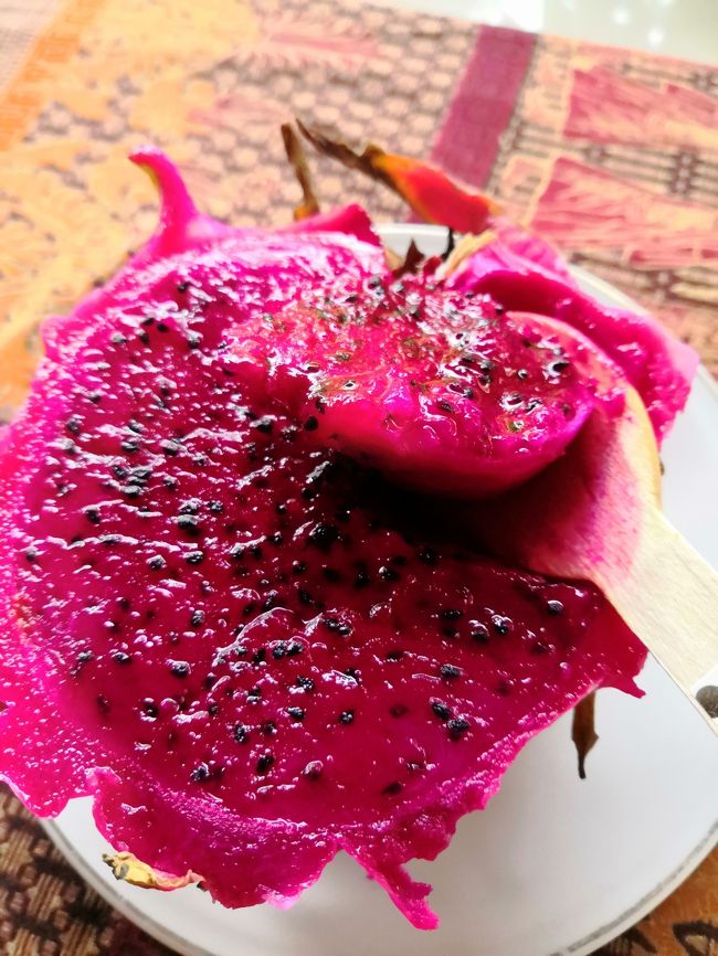 ドラゴンボール　カメハメハーーーーって違うよね。<br />ドランゴンフルーツ（ブアナガ）です。<br />１個30円くらいですかね（季節で変動します）。<br />翌朝のトイレが怖い　フルーツです。<br />何が怖いって色ですね、色・・・(笑)