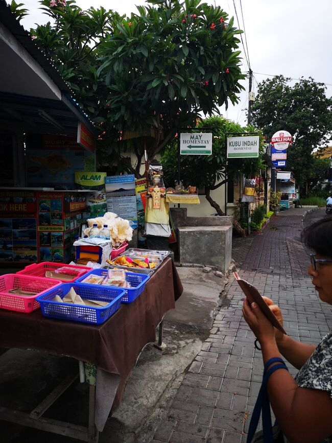 朝飯と言えば・・・ナシクニン<br />行きつけのグッドマッサージ近くのナシクニン屋さんは<br />正月休みでジャワに帰省してしまいました（涙）<br />あぁぁ　ナシクニン難民です。<br />「アダ　ナシクニーン？　サトゥポルシ　ブンコス　リマリブ」<br />ナシクニンあるかな？１人前5000Rpで持ちかえりだよ