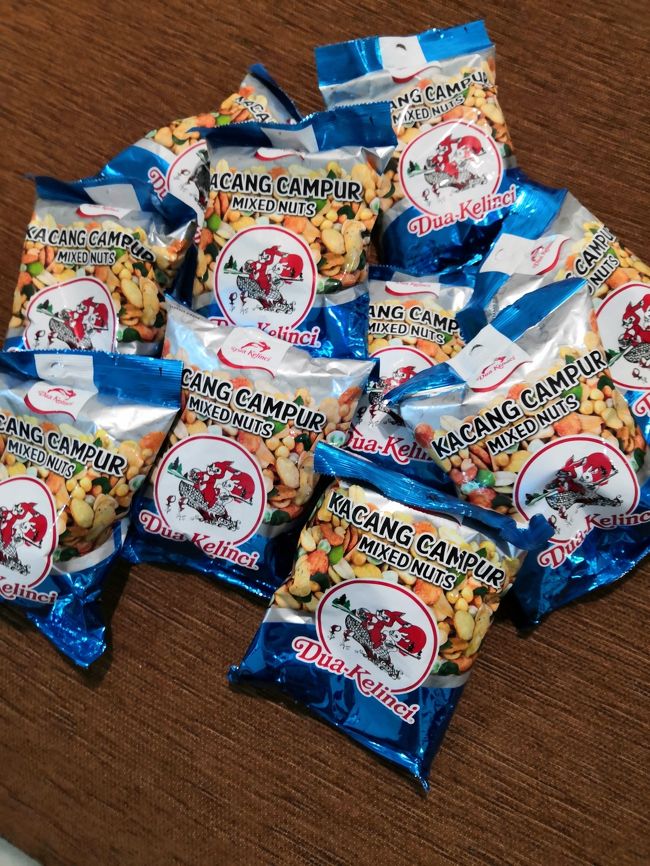 カチャン（豆）の話が出たので、<br />大人気ドゥアクリンチ（２匹のウサギ）の「青」パッケージ。<br />私は、パンデプトリ（ダナウブヤン通り）まで買いに行きます。<br />いつでも欲しいだけの在庫があるからね。<br />タンブリンガン沿いのスーパーやコンビニにもあります。<br />１袋8000～10000Rpです。