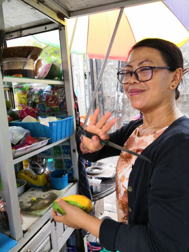 まうまう　いつものトマトジュースかい？<br />塩（ガラム）入れるんだったよね～。<br />Σ(￣□￣|||)　　<br />いえいえ　今日は美味しいフルーツミックスでお願いします。<br />「ジュス　ブア　チャンプル」これで頼めます。<br />「タンパ　グラ」もしくは「ディダ　マニース」で<br />砂糖を入れないでね（甘くしないで）。<br />これで糖尿病予備軍の私も多分大丈夫っ！