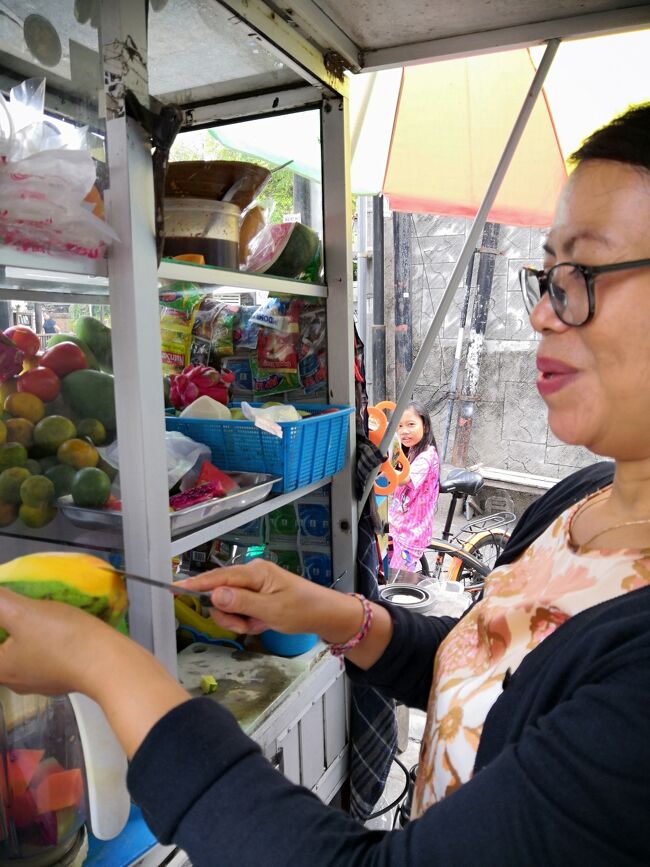 ココマートのもうひとつのお楽しみ<br />店頭のフレッシュジュースのスタンド。<br />ここのオバちゃん　おっ失言(>_<)　掲載許可済み<br />お姉さんと目があったら素通りできないよ・・・<br /><br />砂糖入りのトマトジュース？はぁ？・・・の巻<br />https://4travel.jp/travelogue/11406709<br />塩入りのトマトジュースもやっぱり・・・の巻<br />https://4travel.jp/travelogue/11493496