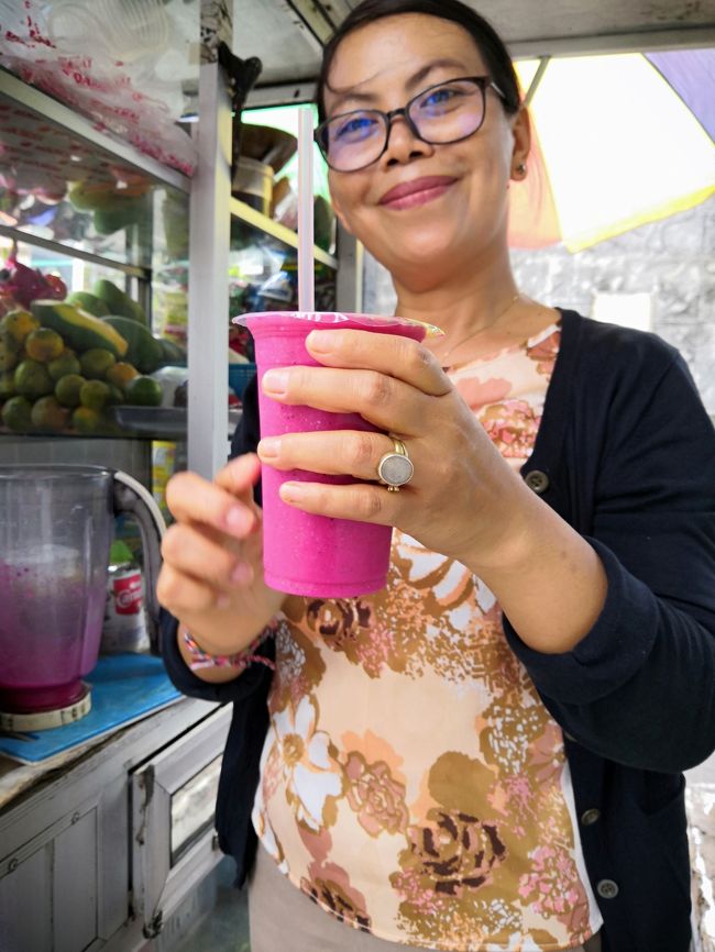 マンゴ、ドラゴンフルーツなどなどチャンプル<br />こぼれないように、しっかり蓋をして、<br />ストロー（プラスティックだったよ）を指してもらえます。<br />これで15000Rp（120円）<br />目の前でセガール（新鮮）な果物をカットして<br />ミキサーにかけるんだからまずいはずがありません。<br />あっ　トマトは私の中で果物ぢゃないからね。ねんのため。