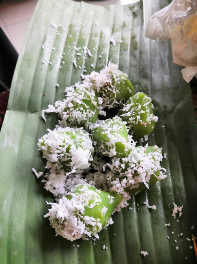 はいっ！<br />クレポン kerepon　です。<br />パンダンリーフで色付け、香り付けした団子の中には<br />グラメラ（赤砂糖）のタレ入り。<br />回りにはクラパムダ（ココナツ削り）をまぶしてあります。<br />だいたい８個で5000Rp（40円）　<br />たまに７個だったり、中身がカラ（空気）のことがあります。ご愛敬で。