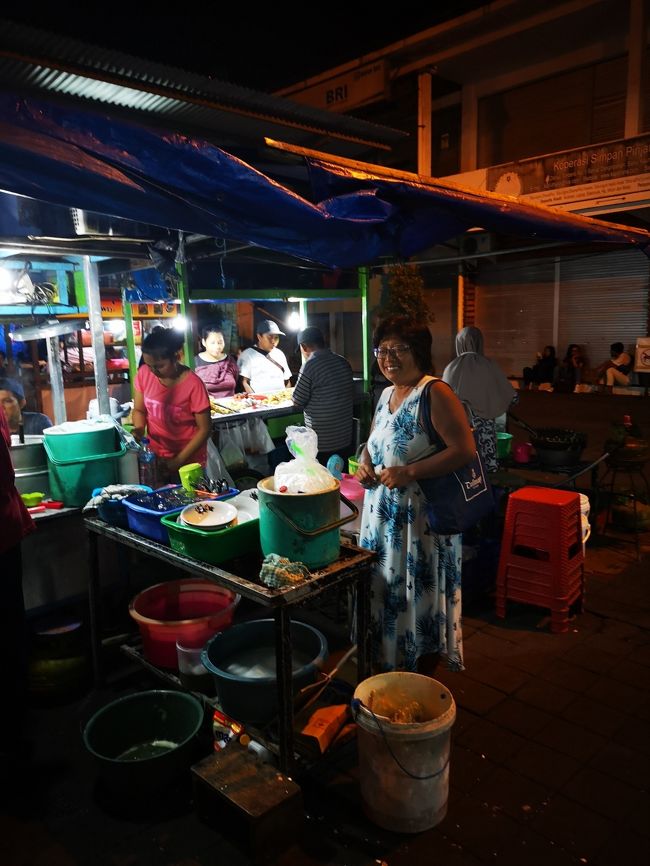 夜のシンドゥ市場<br />わさわさしているので今では積極的に立ち寄りしません。<br />でも今日はちょっとお疲れ＆風邪気味なので<br />「白飯」を部屋に持って帰りクサンバの塩で<br />おにぎりを作って食べたいと思います。<br />