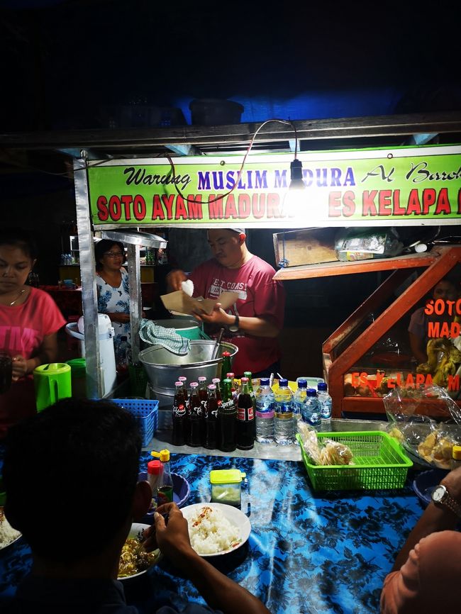 夜のシンドゥ市場<br />白飯だけ3000RP分買いました。<br />どかーーーん　山盛り飯がきたよ！<br /><br />「白飯だけ？え？売れないよ！」と<br />何軒か断わられて、諦めかけたころ<br />快く売ってくれたムスリムワルン　<br />ありがとう！！<br />しかも山盛り飯・・・<br /><br />一緒のホテルに泊まっている若い男性(笑)に<br />手伝ってもらって食べようっと！。<br />若いイケメンには見境なぃ・・・爆