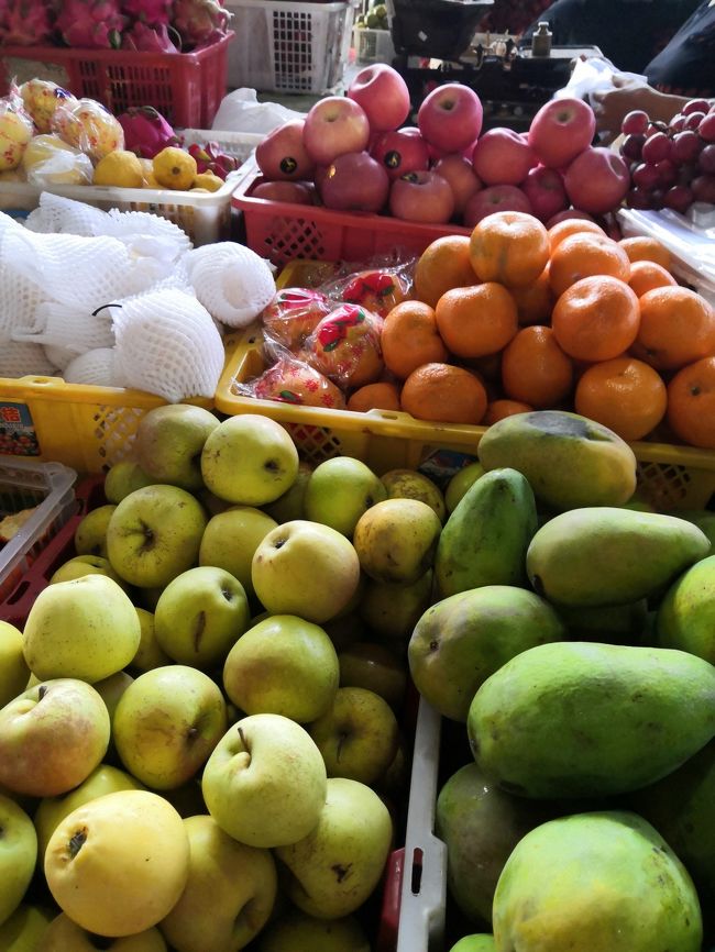 さっ　シンドゥ市場の中へ参りましょう。<br />雨季はフルーツの季節です。<br />スーパーにはインポート物も並んでいますが、<br />市場ではローカル（バリ島産）ばかりです。<br />