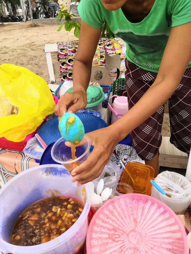 とりあえず5000Rpね。<br />プラスチックのコップに並々注がれるよ。<br />だから3000Rp分にしておけば良かったのに・・・ぶつぶつ<br /><br />スガラアユ　ローカルなワルンがいっぱいできてます。<br />毎日出店しているかは、不明ですが、<br />小腹を満たすにはちょうど良い感じです。