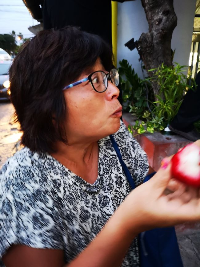 最後の晩餐に選んだのはJ&amp;Cチキン<br />ご機嫌な黄色い送迎車を頼もうと思ったら、<br />オーナーが英語で「すまないね～、運転手が正月休みなんだよ～」<br />そしたら店員さんがバイクでホテルまで送ってくれました。(*^-^*)<br />そして店先になっているフルーツも取ってくれました。<br />すっぱい顔になってますね。(笑)