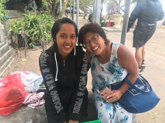 パンタイカラン（カラン浜）<br />この可愛いお嬢さんの出店<br />朝の名物といえば。。。<br />ご存じの方も多いですね。<br />掲載許可済み