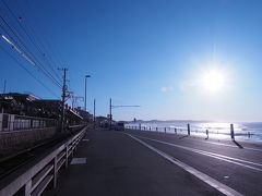 そんなシャレオツな電車に揺られて最初の目的地、漫画スラムダンクのロケ地で有名になった鎌倉高校前駅に来ました！本来ならここからの日の出を撮りたかっけど、青い海と晴天ならば良し！
