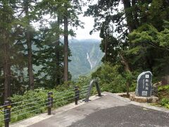 立山高原バスで移動中、「称名滝」で停車してくれます。400m程度の落差とのことです。