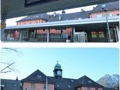 Bahnhof Garmisch-Partenkirchen.（ガルミッシュ・パルテンキルヒェン駅）

登山鉄道の乗り場は、正面駅舎とは反対側になります。登山鉄道案内板「Bayerische Zugspitzbahn」との表記もあるので迷うことは無いと思います。

それにしても、「ガルミッシュ・パルテンキルヒェン」長い地名。

実は、かつては川を挟んで西側のガルミッシュと東側のパルテンキルヒェンという2つの町に分かれていたのですが、ヒトラーが冬季オリンピック誘致のために合併させたという歴史を持つ町です。