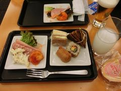 パシフィックラウンジで朝食をとる。
朝からビールか～～～い！ (｀ε´ ) 