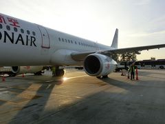 プーケット国際空港に到着した。
時刻は18時ごろ。
既に日が沈みかけていた。