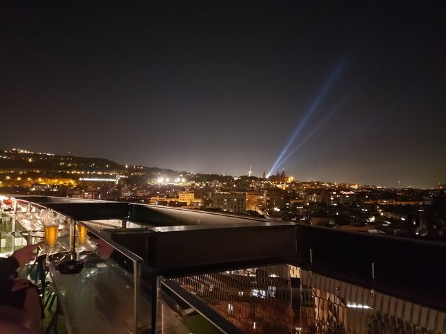 ホテル最上階から見えるバルセロナの夜景です。<br />秋の夜空を映し出すサーチライトがとても、<br />ロマンチックですね。<br />