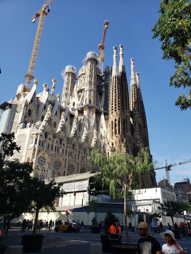 10/27、  ついに来ました「サグラダ・ファミリア」正門です。<br />キリストの生誕、母マリアが描かれています。<br />圧倒的スケールに威圧されます。<br />素晴らしいです。<br />