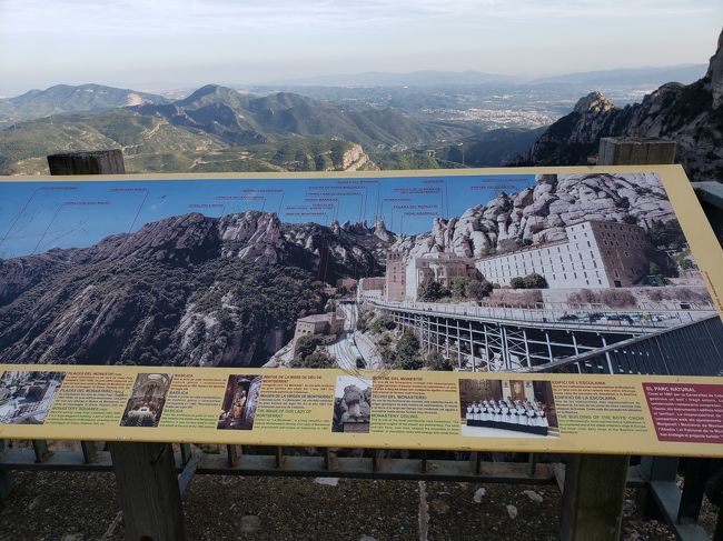 「モン・セラット」（意味はのこぎり山）<br />の断崖絶壁に建つ修道院です。<br /><br />男性の修道院で、女性は少し下にあります。