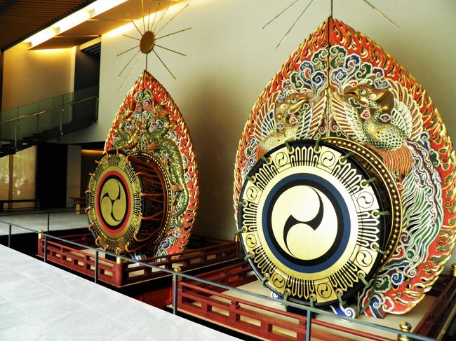 １階の部屋に入った途端真っ暗闇で「わっ、暗っ、なんも見えねっ！」って結構大きめの声で独り言を行った直後、光が差し込み、すぐ近くにカップルがいたことに気づいたのでした。<br />あ～、恥ずかしかった。