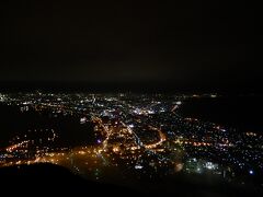 駐車場に車を停めたら、ロープウェイに乗って「函館山の夜景」を鑑賞！