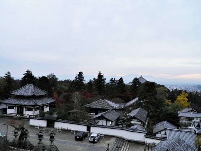 二月堂から四月堂を臨む。