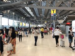 バンコクの街をぶらぶらして、夕方にスワンナプーム国際空港に着きました。
とっても人が多いです。
