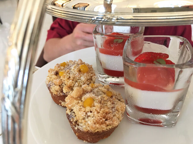 紅茶は，ゆうすけがアール・グレイ・インペリアル，おれはカサブランカ。<br /><br />俺たちがせっかち過ぎるのかもしれないけど、紅茶は全部自分たちで注ぎました。雰囲気は最高。しかし，値段と90分の時間制限を考えれば，サービスは一流だとは言い難いかも。