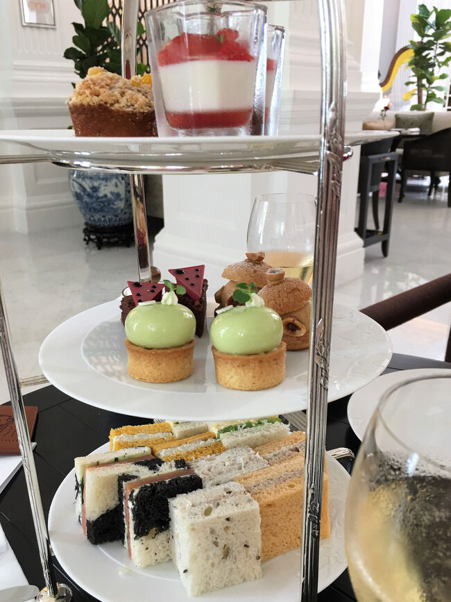 ハープの演奏を聴きながら…<br /><br />グラスのビルカール・サルモンは S$ 23++